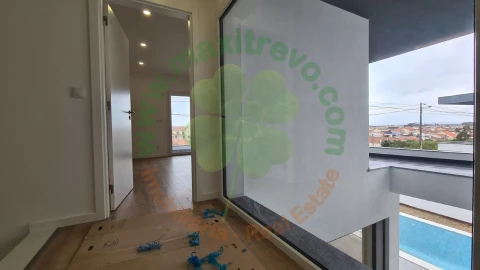 Moradia T4 para Venda em Charneca de Caparica e Sobreda