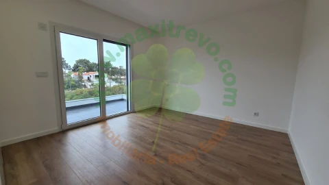 Moradia T4 para Venda em Charneca de Caparica e Sobreda