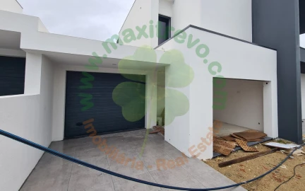 Moradia T4 para Venda em Charneca de Caparica e Sobreda