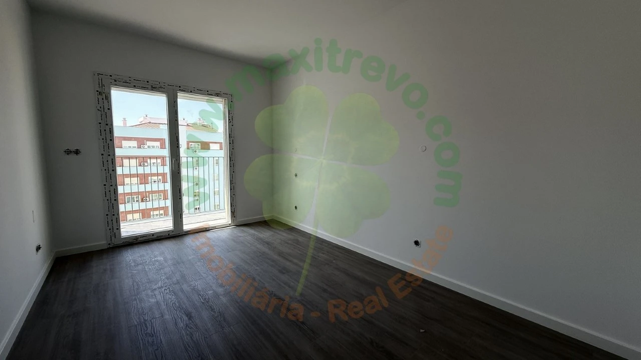 Apartamento T2 para Venda em Corroios Foto 13