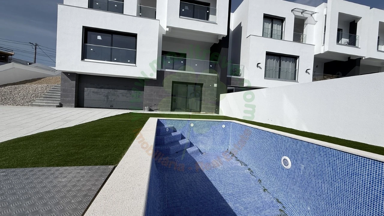 Moradia T4 para Venda em Corroios Foto 1