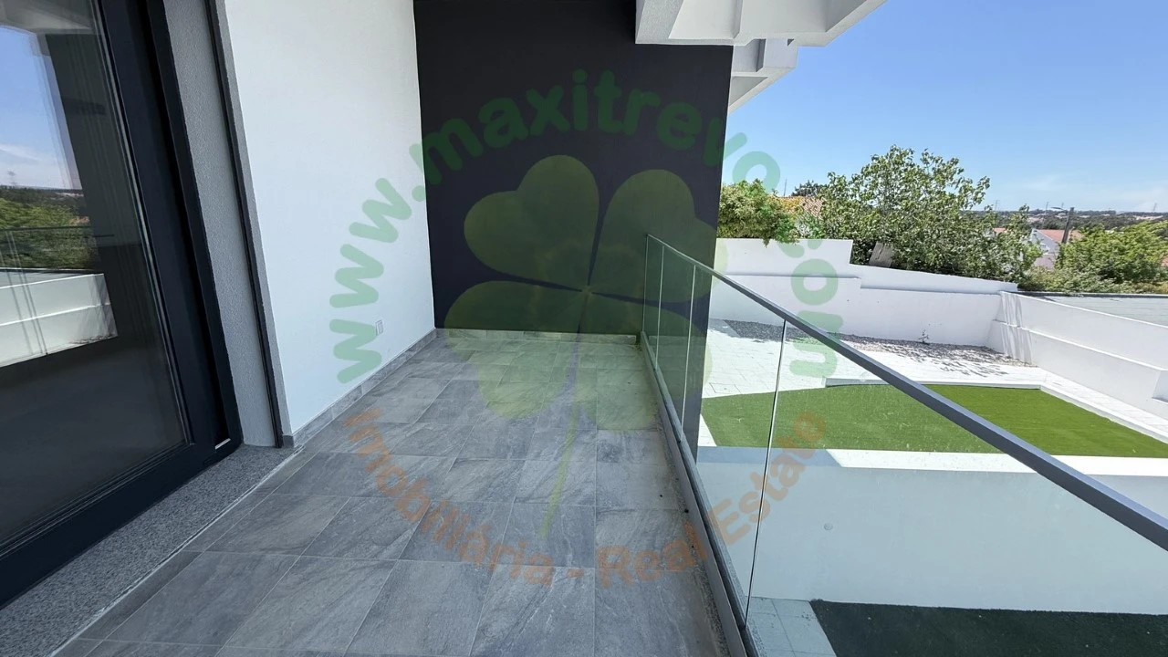 Moradia T4 para Venda em Corroios Foto 12