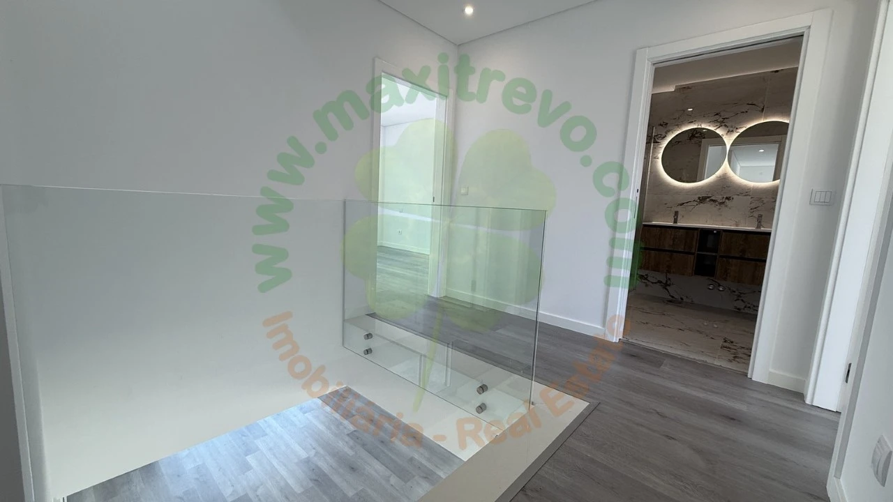 Moradia T4 para Venda em Corroios Foto 25