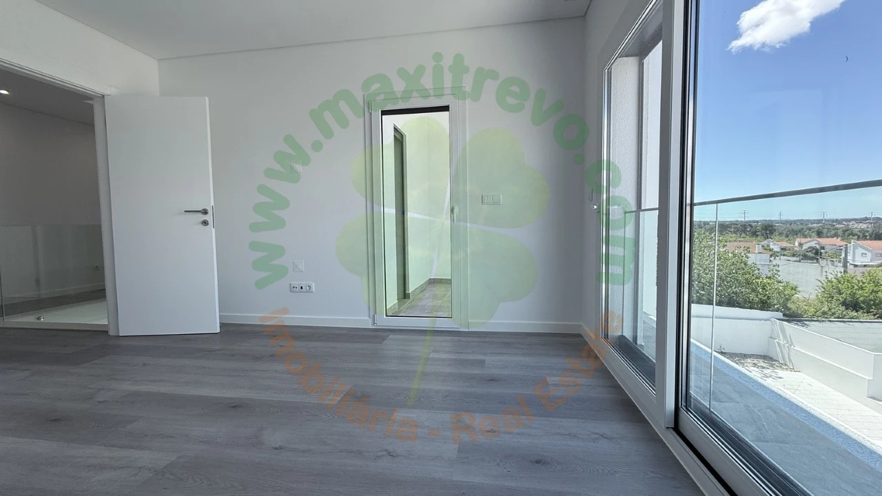 Moradia T4 para Venda em Corroios Foto 28