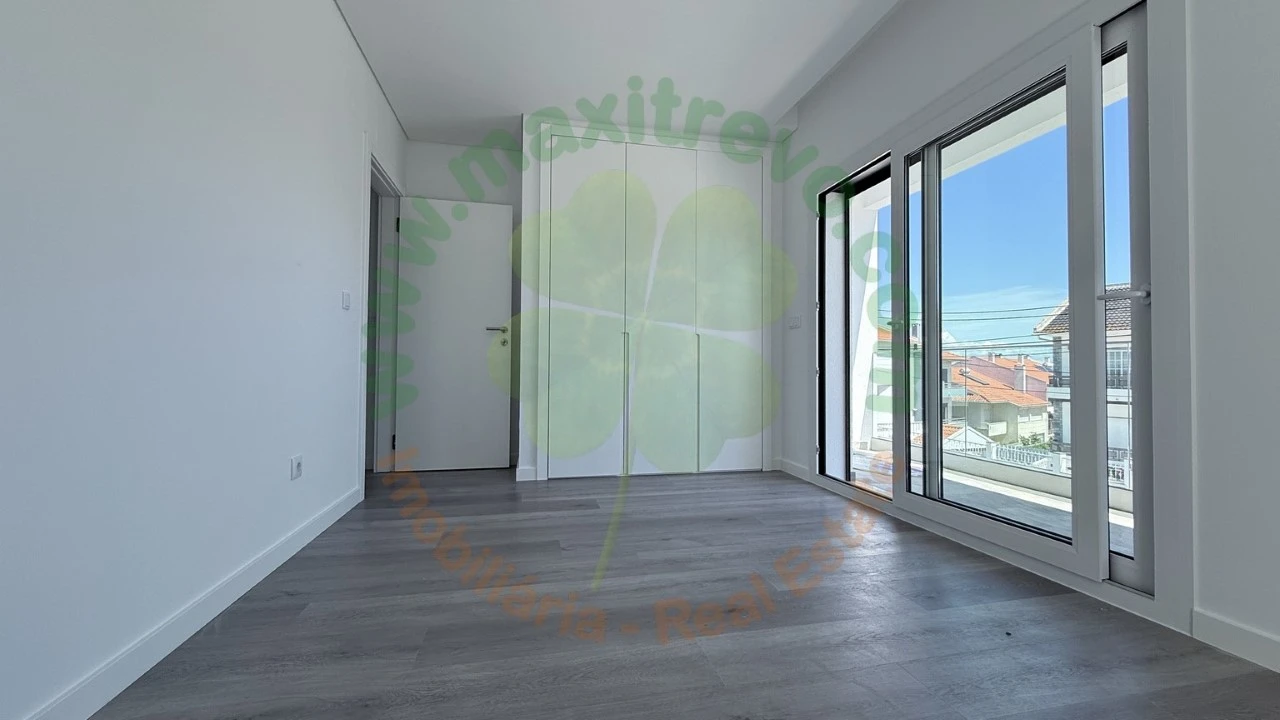 Moradia T4 para Venda em Corroios Foto 35