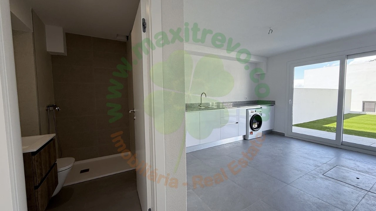 Moradia T4 para Venda em Corroios Foto 42