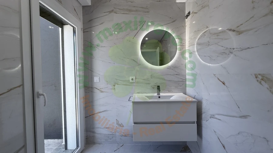 Moradia T4 para Venda em Corroios Foto 16