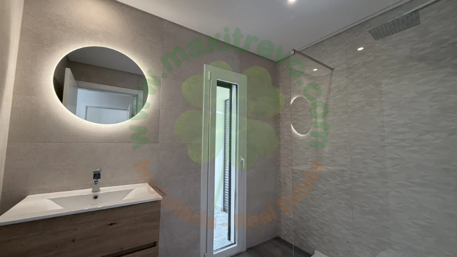 Moradia T4 para Venda em Corroios Foto 21