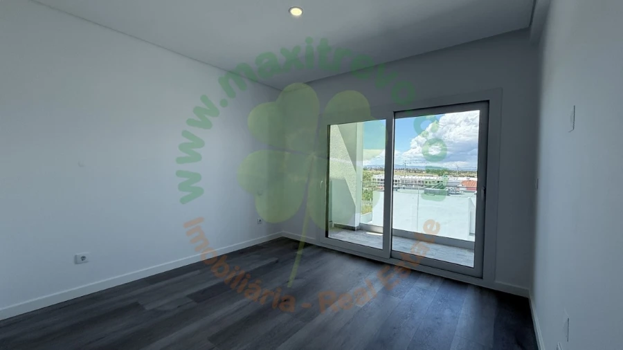 Moradia T4 para Venda em Corroios Foto 19