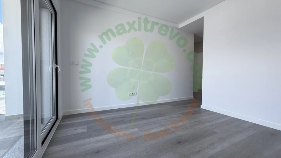 Moradia T4 para Venda em Corroios Foto 24