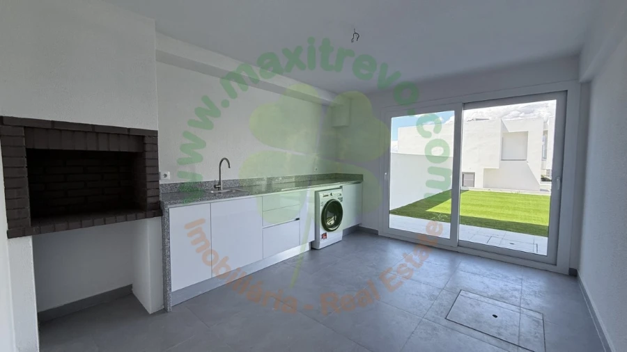 Moradia T4 para Venda em Corroios Foto 40