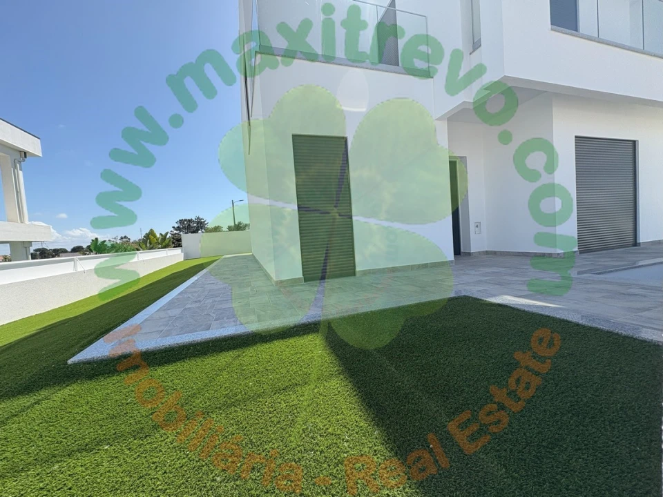 Moradia T4 para Venda em Corroios Foto 17