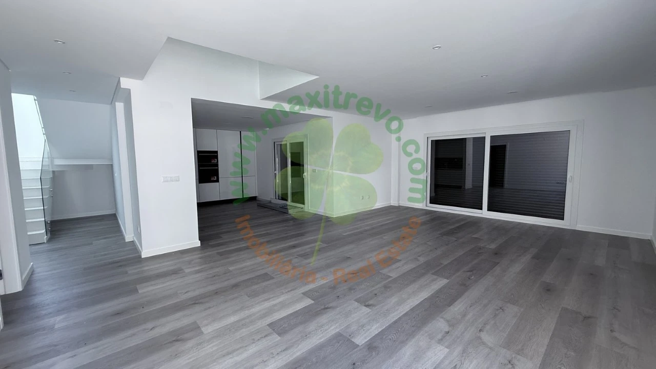 Moradia T4 para Venda em Corroios Foto 7