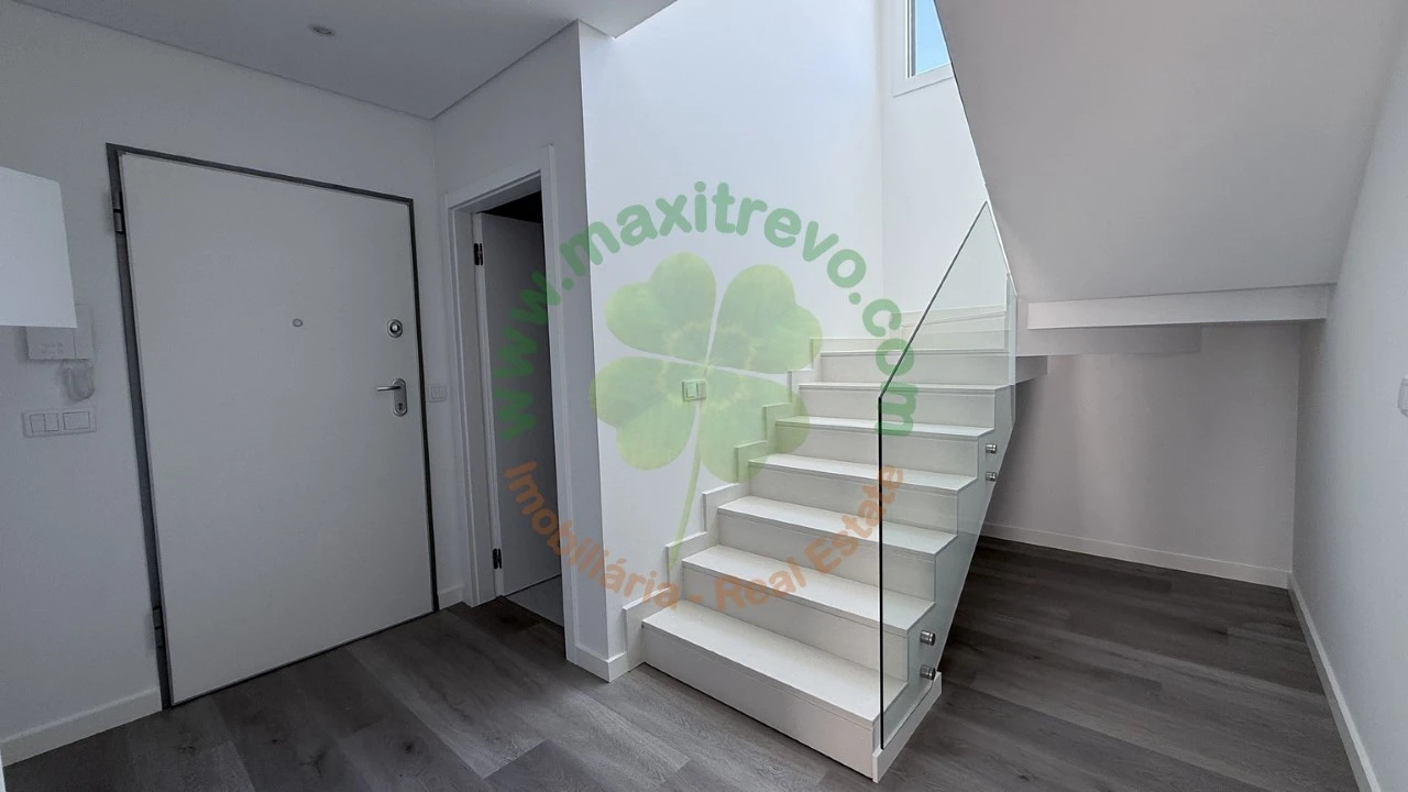 Moradia T4 para Venda em Corroios Foto 9