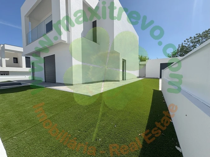 Moradia T4 para Venda em Corroios Foto 16