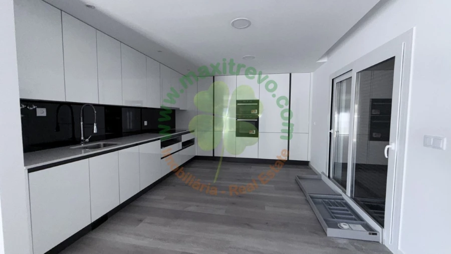 Moradia T4 para Venda em Corroios Foto 5