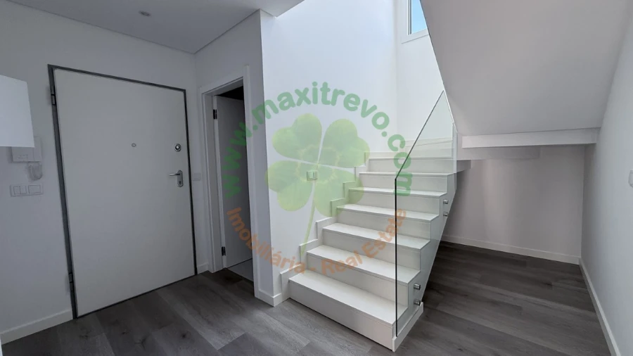 Moradia T4 para Venda em Corroios Foto 9