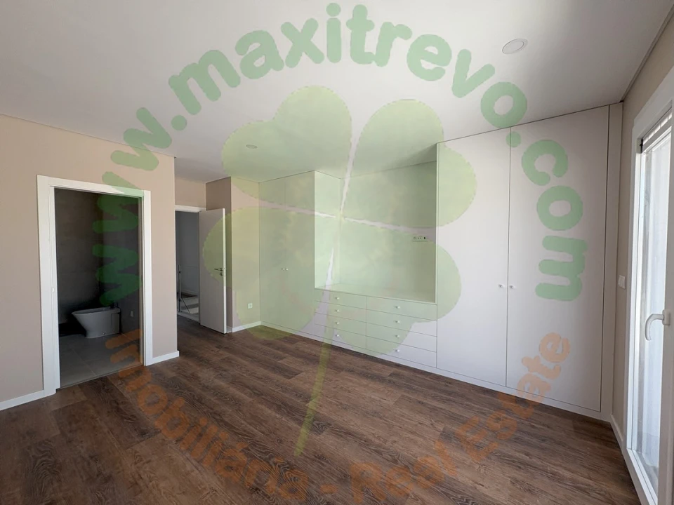 Moradia T4 para Venda em Fernao Ferro Foto 2