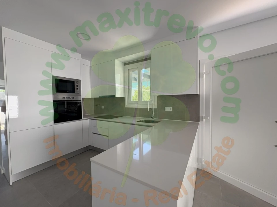 Moradia T4 para Venda em Fernao Ferro Foto 1