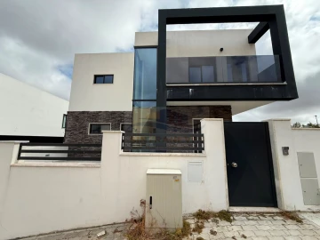 Moradia T3 para Venda em Santo António dos Cavaleiros e Frielas