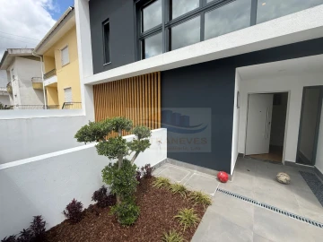Moradia T9 para Venda em Loures