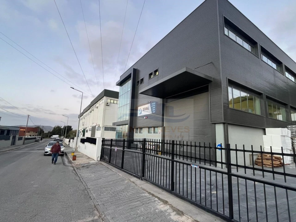 Armazém para Venda em Santo António dos Cavaleiros e Frielas Foto 2