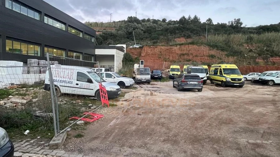 Armazém para Venda em Santo António dos Cavaleiros e Frielas