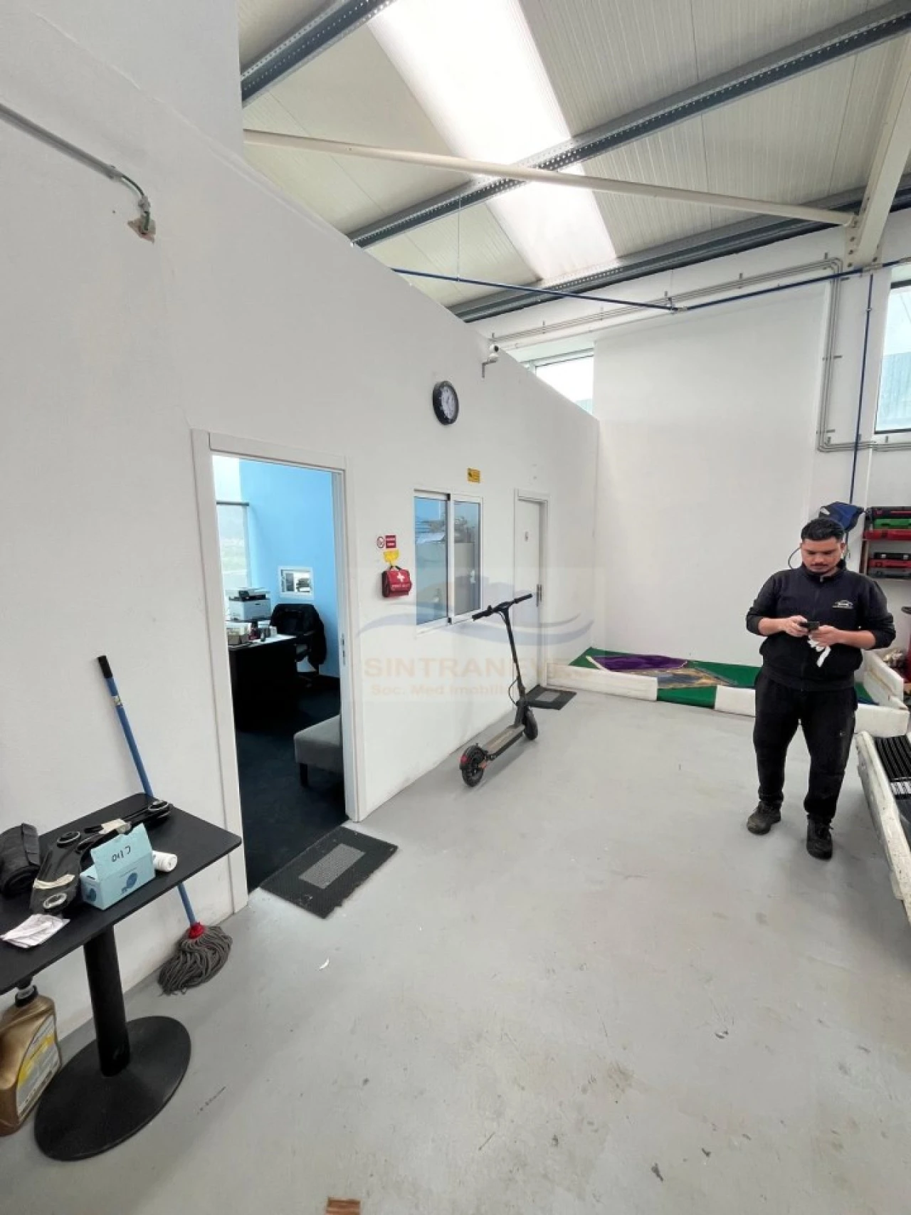 Armazém para Venda em Santo António dos Cavaleiros e Frielas Foto 3