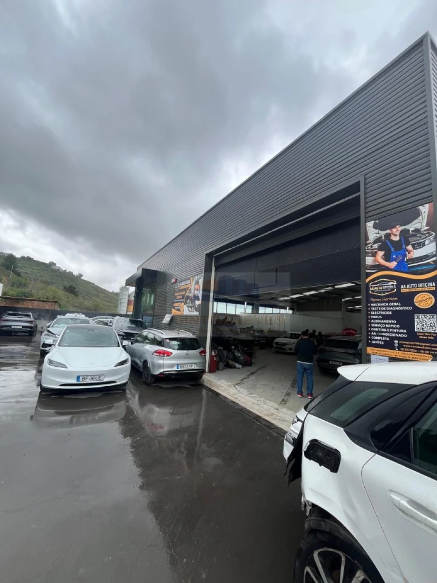 Armazém para Venda em Santo António dos Cavaleiros e Frielas Foto 1