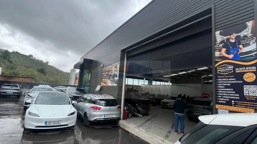 Armazém para Venda em Santo António dos Cavaleiros e Frielas