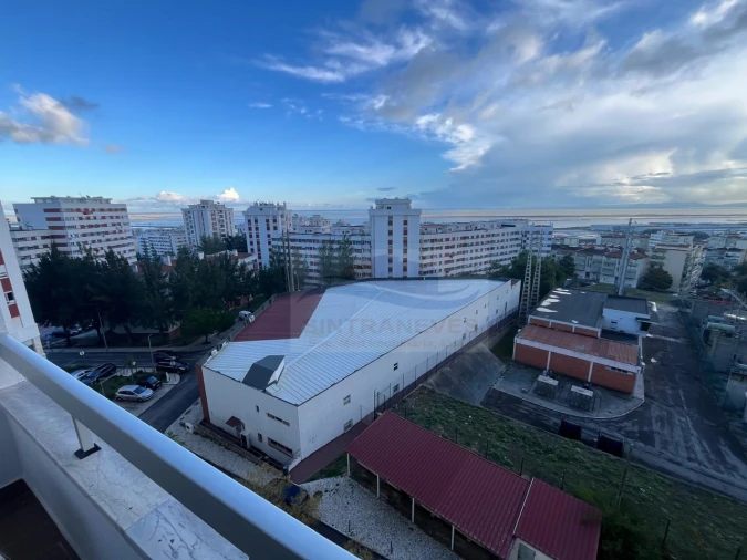 Apartamento T3 para Venda em Póvoa de Santa Iria e Forte da Casa Foto 1
