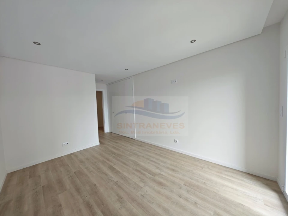Apartamento T2 para Venda em Carcavelos e Parede Foto 17
