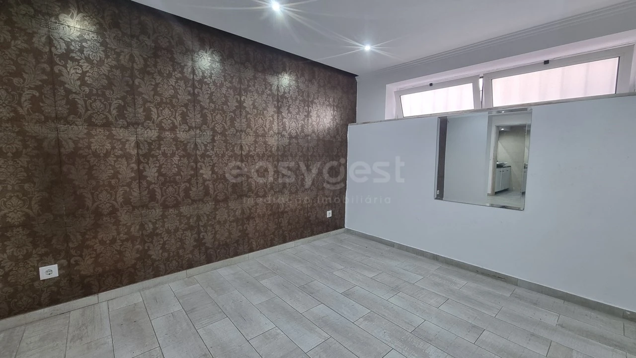 Apartamento T2 para Venda em Póvoa de Santo Adrião e Olival Basto Foto 1