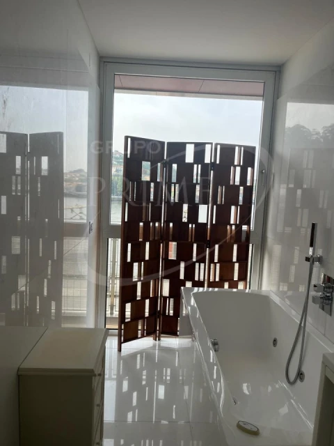 Apartamento T5 para Arrendamento em Lordelo do Ouro e Massarelos