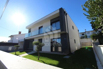 Moradia T4 para Venda em Ferreiros e Gondizalves