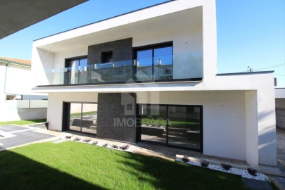 Moradia T4 para Venda em Ferreiros e Gondizalves
