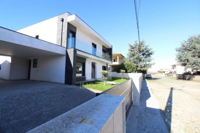 Moradia T4 para Venda em Ferreiros e Gondizalves