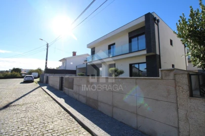 Moradia T4 para Venda em Ferreiros e Gondizalves