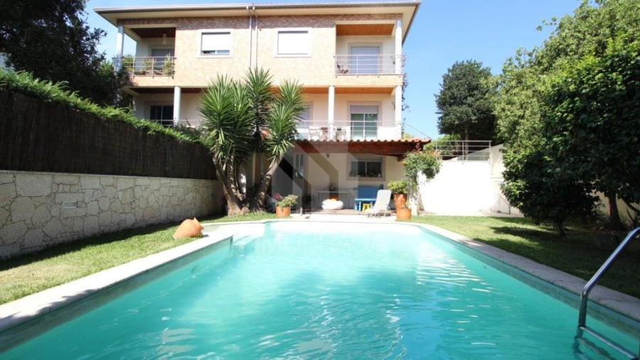 Moradia T4 para Venda em Rendufe