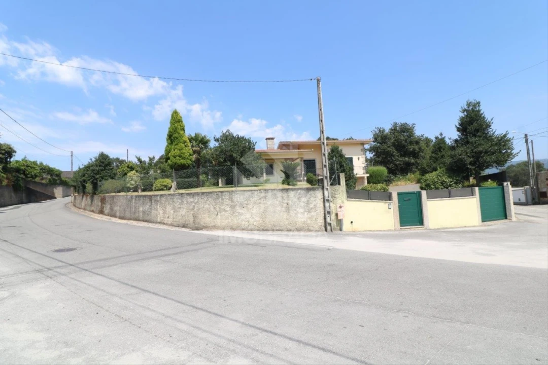 Moradia T4 para Venda em Lago Foto 6