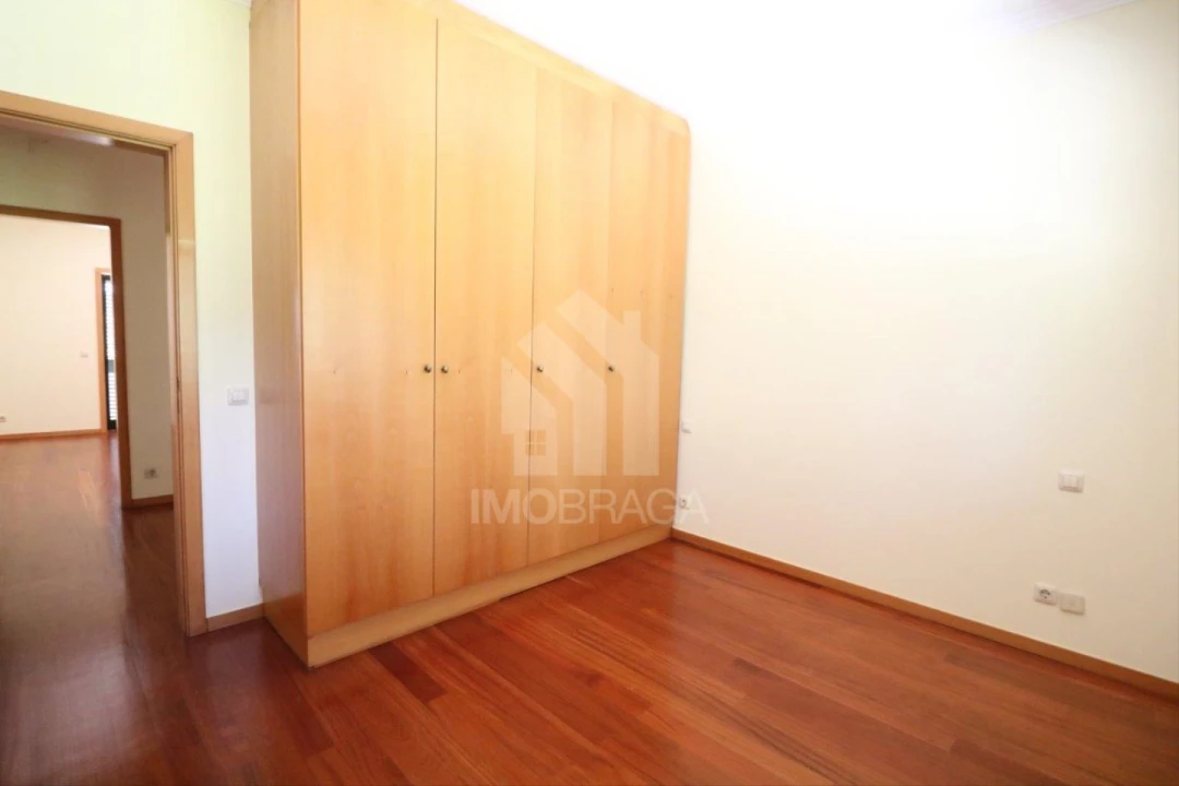 Moradia T4 para Venda em Lago Foto 36