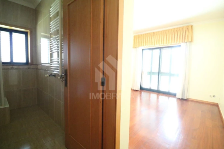 Moradia T4 para Venda em Lago Foto 30