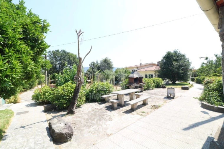 Moradia T4 para Venda em Lago Foto 51