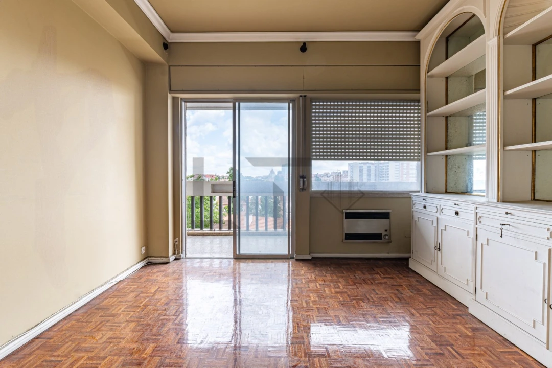 Apartamento T6 para Venda em Alvalade Foto 1