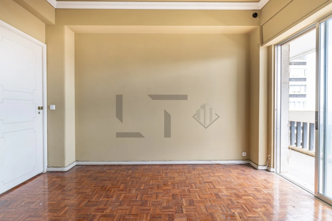 Apartamento T6 para Venda em Alvalade Foto 5