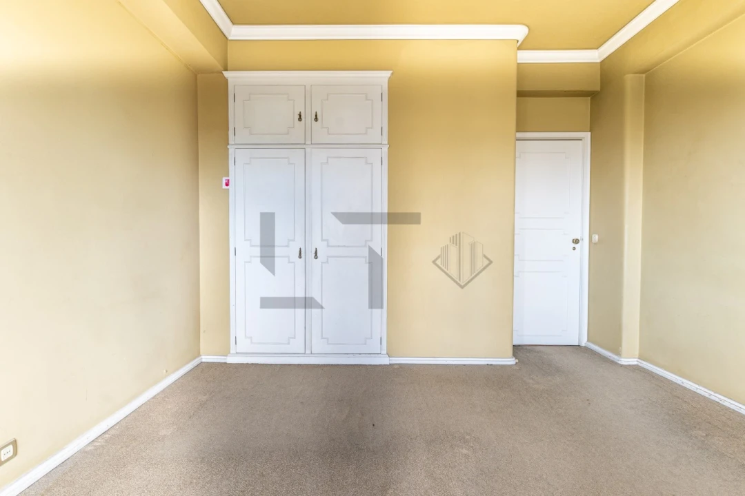Apartamento T6 para Venda em Alvalade Foto 12