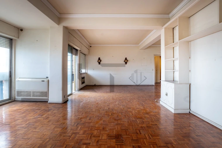 Apartamento T6 para Venda em Alvalade Foto 2
