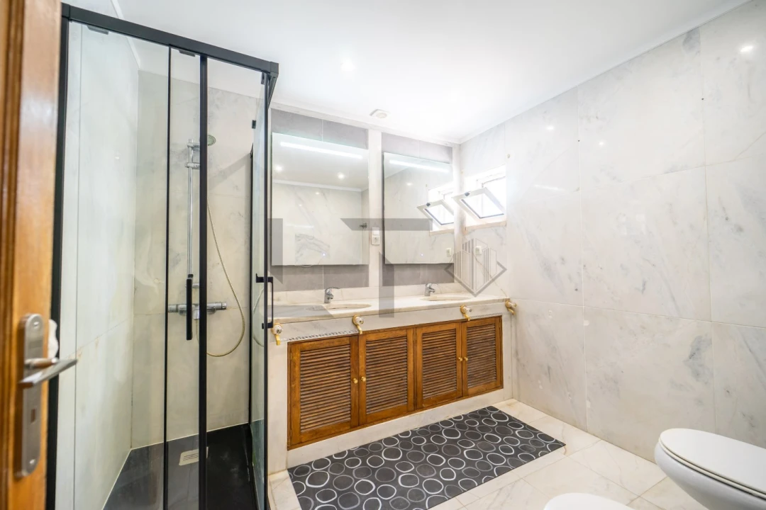 Moradia T6 para Venda em Corroios Foto 15