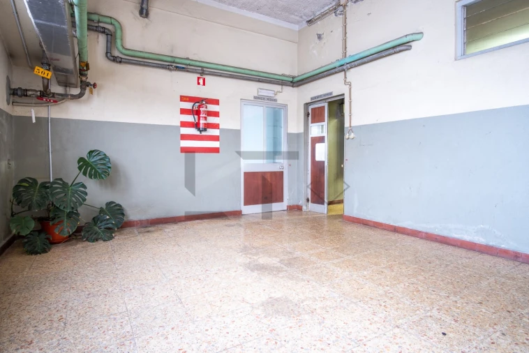 Prédio para Arrendamento em Sacavém e Prior Velho Foto 36