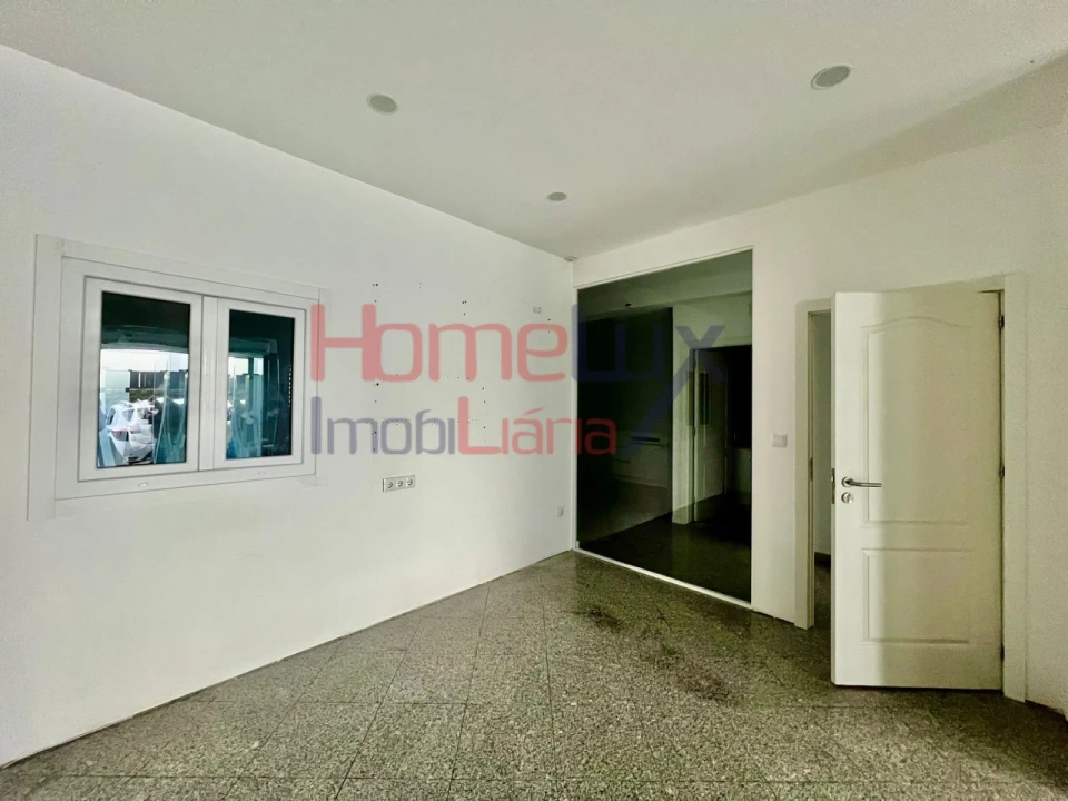 Loja para Arrendamento em Pedrouços Foto 2